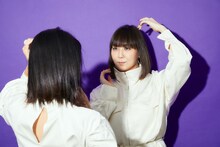 細かく角度などの指導を受ける土岐麻子（右）。