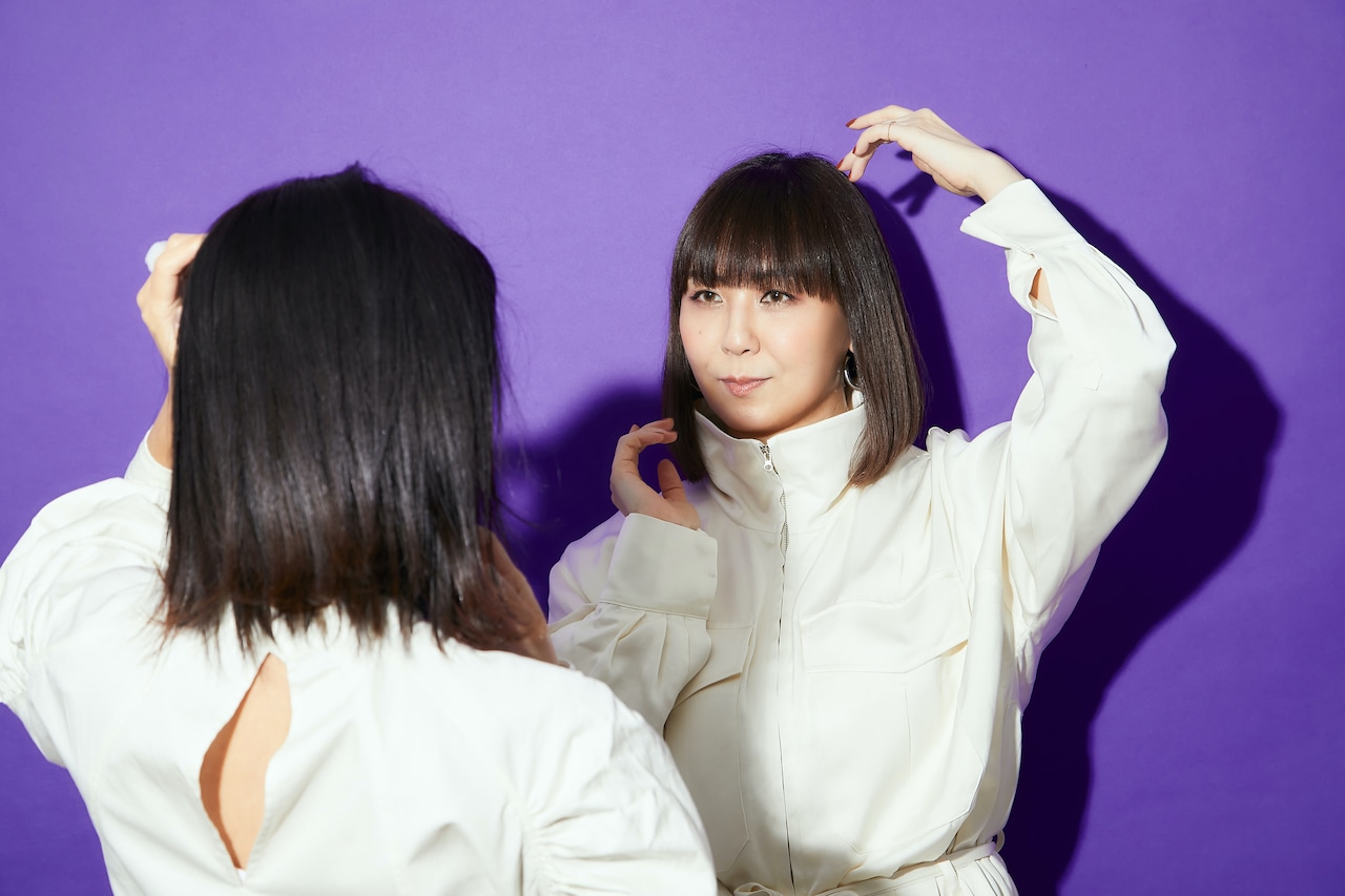 細かく角度などの指導を受ける土岐麻子(右)。