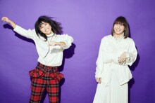 仲宗根の勢いに圧倒される土岐麻子（右）。