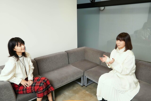 左から仲宗根梨乃、土岐麻子。