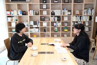 左から尾崎世界観（クリープハイプ）、柳美里。(c)新潮社