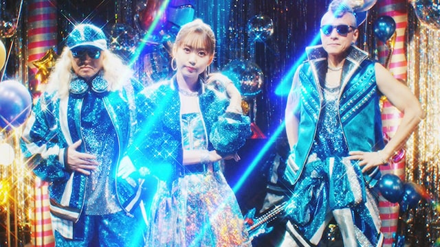 芹澤優 with DJ KOO & MOTSU「EVERYBODY! EVERYBODY!」ミュージックビデオより。