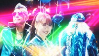 芹澤優 with DJ KOO & MOTSU「EVERYBODY! EVERYBODY!」ミュージックビデオより。