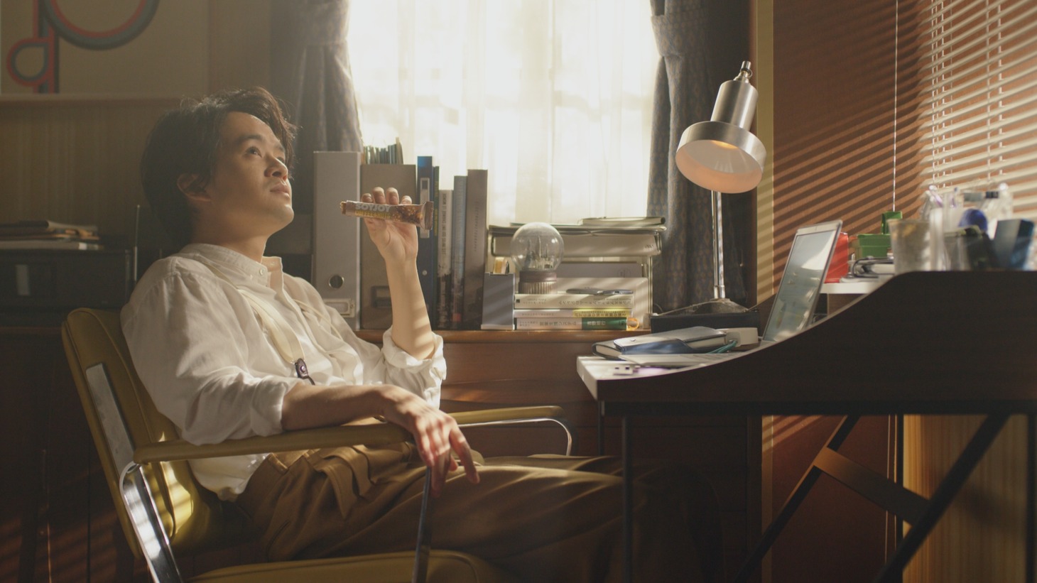 「SOYJOY コーヒー&ナッツ」の新CM「コーヒー&ナッツ登場」編より。