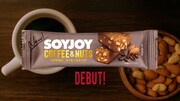 「SOYJOY コーヒー&ナッツ」の新CM「コーヒー&ナッツ登場」編より。