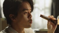 「SOYJOY コーヒー&ナッツ」の新CM「コーヒー&ナッツ登場」編より。