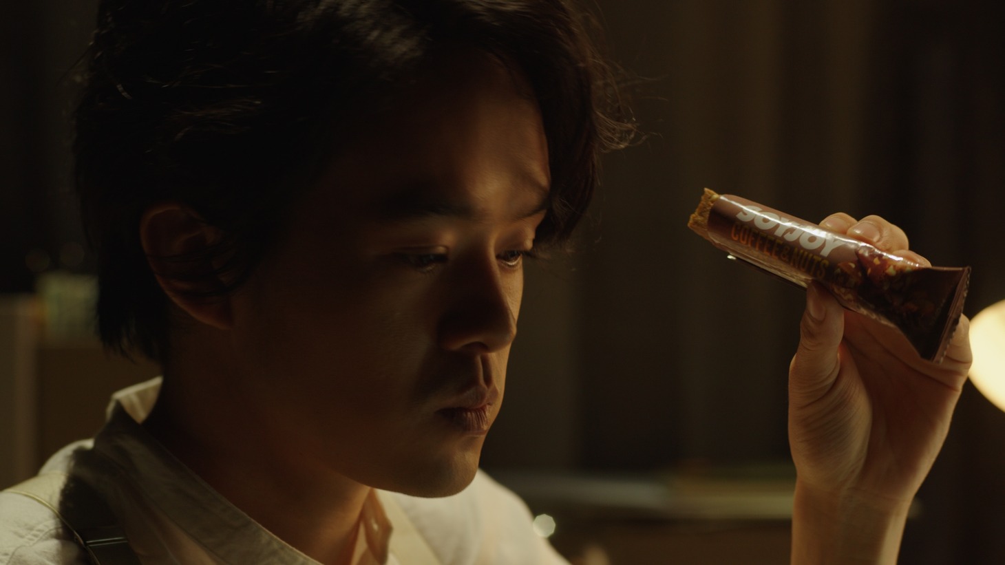 「SOYJOY コーヒー&ナッツ」の新CM「コーヒー&ナッツ登場」編より。