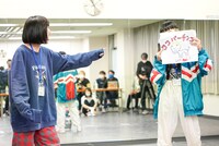 人気画像9位は「BiSHリンリン画伯の大人向け絵本『し（も）もたろう』商品化決定」より、ウンコスター（WAgg）、リンリン（BiSH）によるコントの様子。