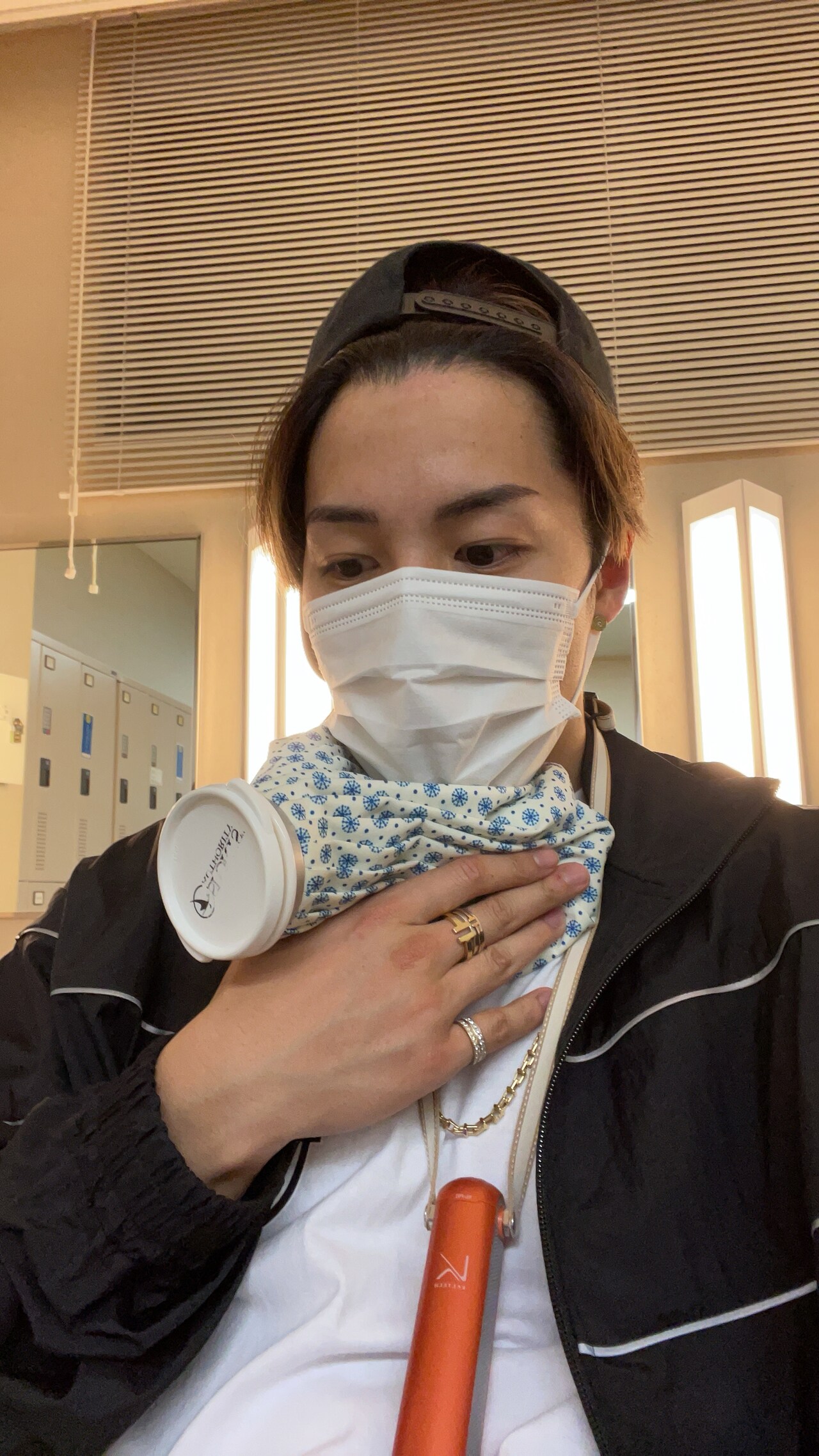 喉をアイシングするRIKUさん。(写真提供:RIKU)