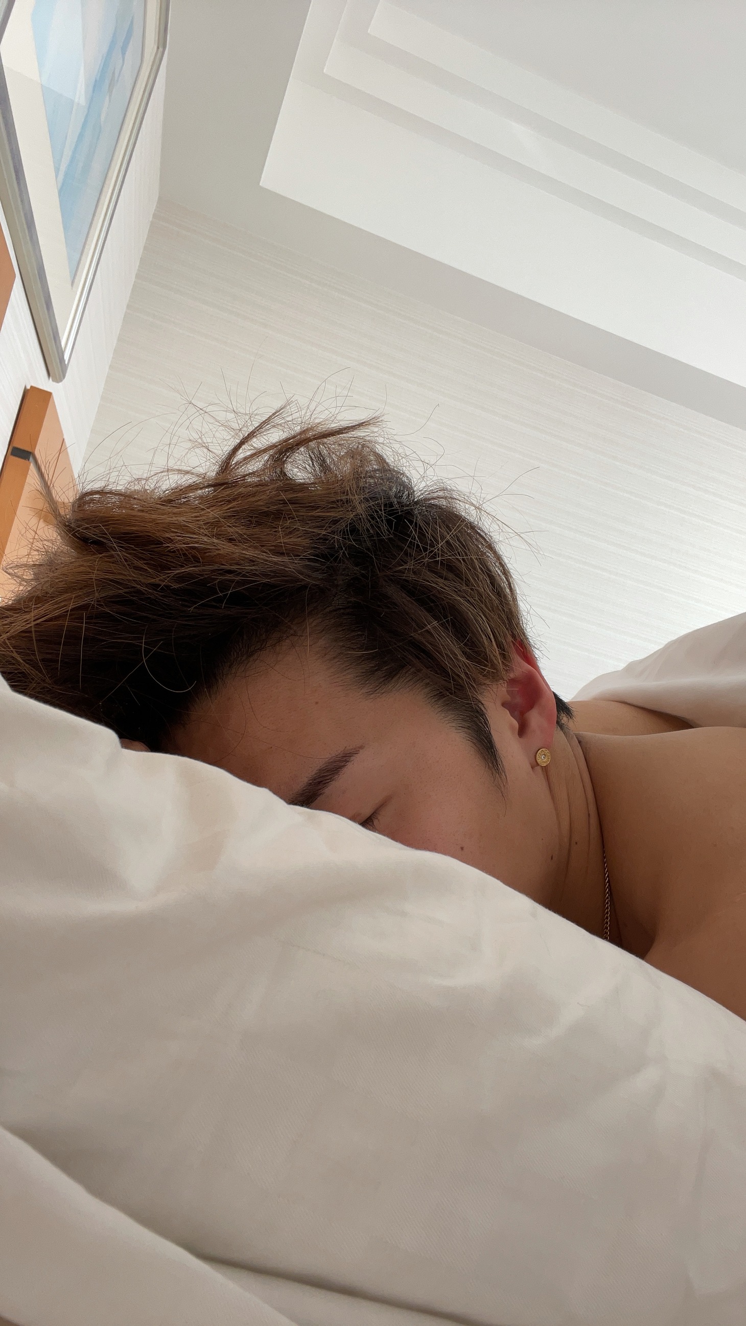 ベッドに倒れ込むRIKUさん。（写真提供：RIKU）