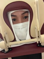 マッサージ中のRIKUさん。（写真提供：RIKU）