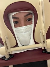 マッサージ中のRIKUさん。（写真提供：RIKU）