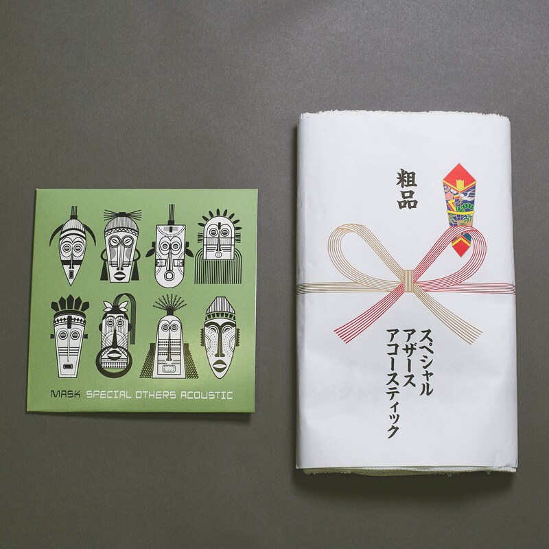SPECIAL OTHERS ACOUSTIC「MASK」のCDと“記念粗品タオル”。