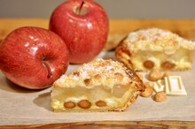 GRANNY SMITHで販売される鈴木愛理とBlue Vintageが考案した「マカダミアナッツとホワイトチョコのアップルパイ ～Nuts Lover Vintage～」。