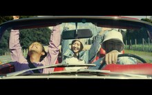 鈴木愛理×Blue Vintage「Apple Pie」ミュージックビデオのワンシーン。