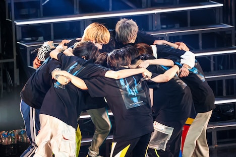 円陣を組むSUPER★DRAGON。