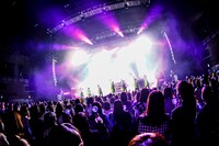 SUPER★DRAGONのワンマンライブの様子。