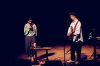 カネコアヤノと自分たちのテーブルを並べるハンバート ハンバート。（撮影：後藤壮太郎）