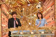 左から内村光良（ウッチャンナンチャン）、井上清華（フジテレビアナウンサー）。(c)フジテレビ