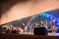 緞帳が下りる中必死で手を振る虹コン。