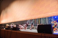 体をかがめて手を振る虹コン。