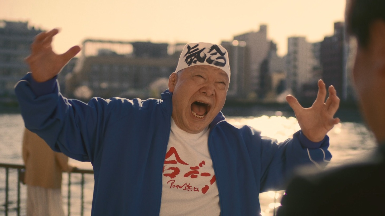 スキマスイッチ「吠えろ！」ミュージックビデオより。