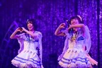 手でハートを作る隈本茉莉奈（左）と的場華鈴（右）。