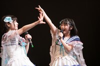 観客とじゃんけんする岡田彩夢（右）。