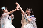 観客とじゃんけんする岡田彩夢(右)。