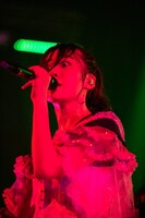 ものすごい形相で「＋ノーライフベイビー・オブ・ジ・エンド＋」を歌う鶴見萌。