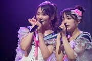 “親子”として絆を深める鶴見萌(左)と蛭田愛梨(右)。