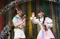 鶴見萌（左）との再会を喜ぶ大塚望由（右）。