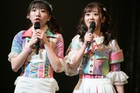 小芝居する大和明桜（左）と山崎夏菜（右）。