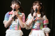 小芝居する大和明桜(左)と山崎夏菜(右)。