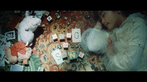 Aimer「wonderland」ミュージックビデオより。