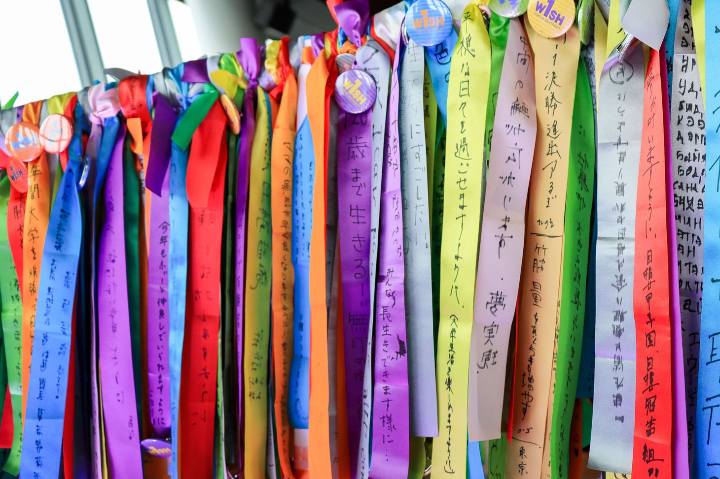東京スカイツリー天望デッキに設置されている「W1SH RIBBON」。