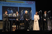 左から、ガンダムシリーズプロデューサーの小形尚弘、斉藤壮馬、諏訪部順一、小野賢章、上田麗奈。