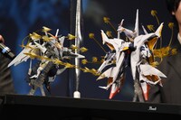 左からΞガンダムとペーネロペーのプラモデル。