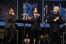 左から、ガンダムシリーズプロデューサーの小形尚弘、斉藤壮馬、諏訪部順一。