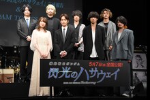 上段左から斉藤壮馬、諏訪部順一、白井眞輝（[Alexandros]）、リアド偉武（[Alexandros]）。下段左から上田麗奈、小野賢章、川上洋平（[Alexandros]）、磯部寛之（[Alexandros]）。