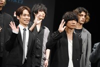 小野賢章（左）と[Alexandros]のメンバー。