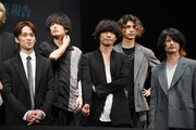 小野賢章（左）と[Alexandros]のメンバー。