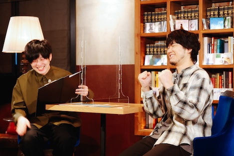 左から遠山大輔（グランジ）、秦基博。