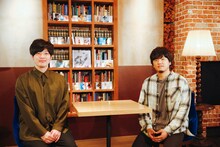 左から遠山大輔（グランジ）、秦基博。