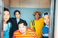 TENDOUJIとROY（左から2番目）。