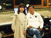 稲垣来泉(左)と明石家さんま(右)。