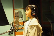 レコーディングに臨む稲垣来泉。