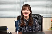 芸能事務所の社長に扮する指原莉乃。(c)TBS