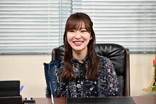 芸能事務所の社長に扮する指原莉乃。(c)TBS