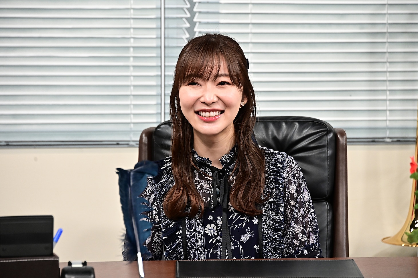芸能事務所の社長に扮する指原莉乃。(c)TBS